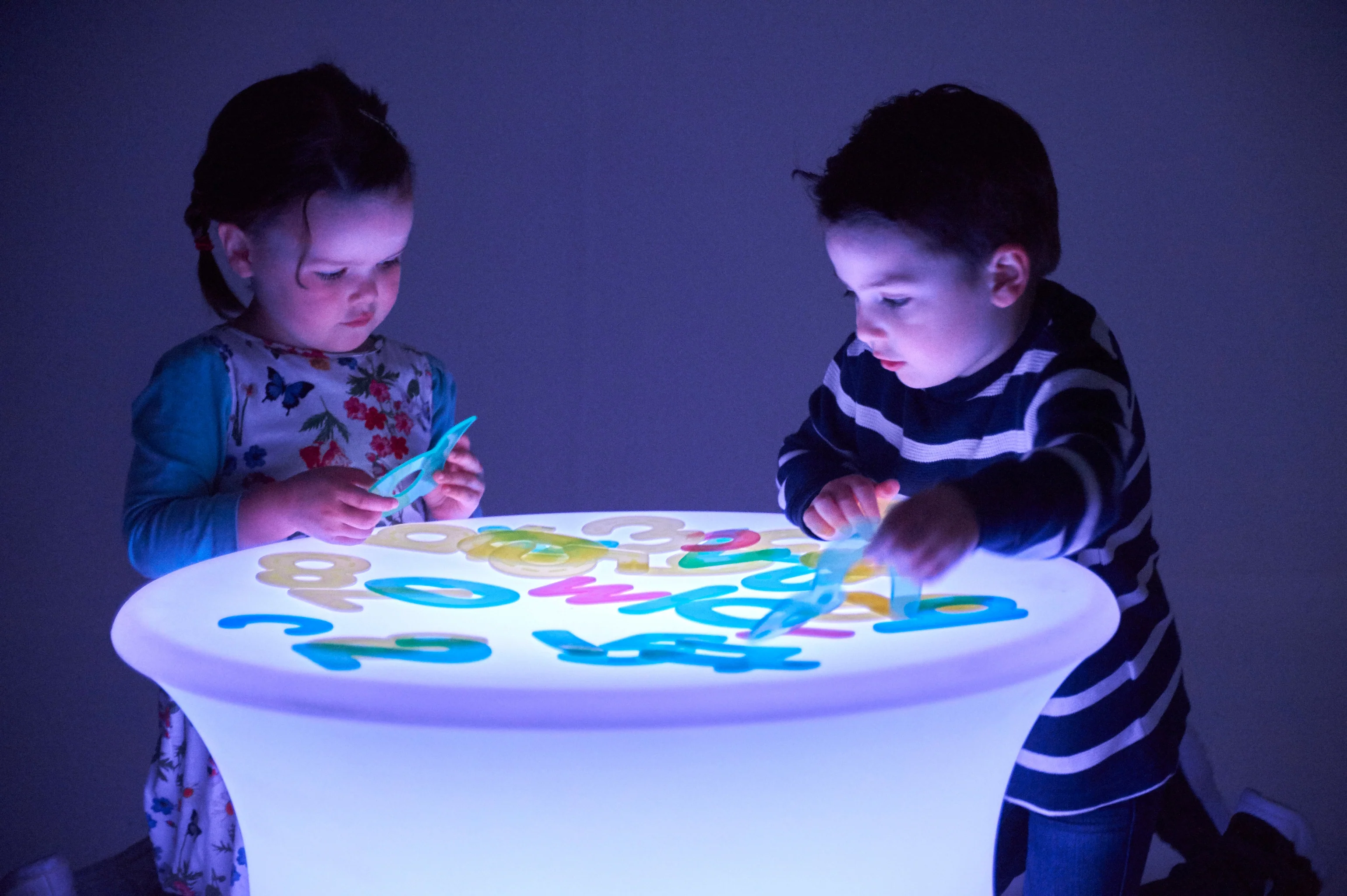 Sensorischer Leuchttisch – Spielerisch Licht & Farben erkunden - Image 4